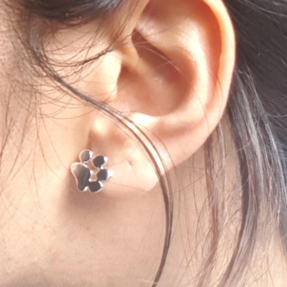 🐾 Sweet paw stud metallic earrings available in gold rose gold or silver - Picture 3 of 7